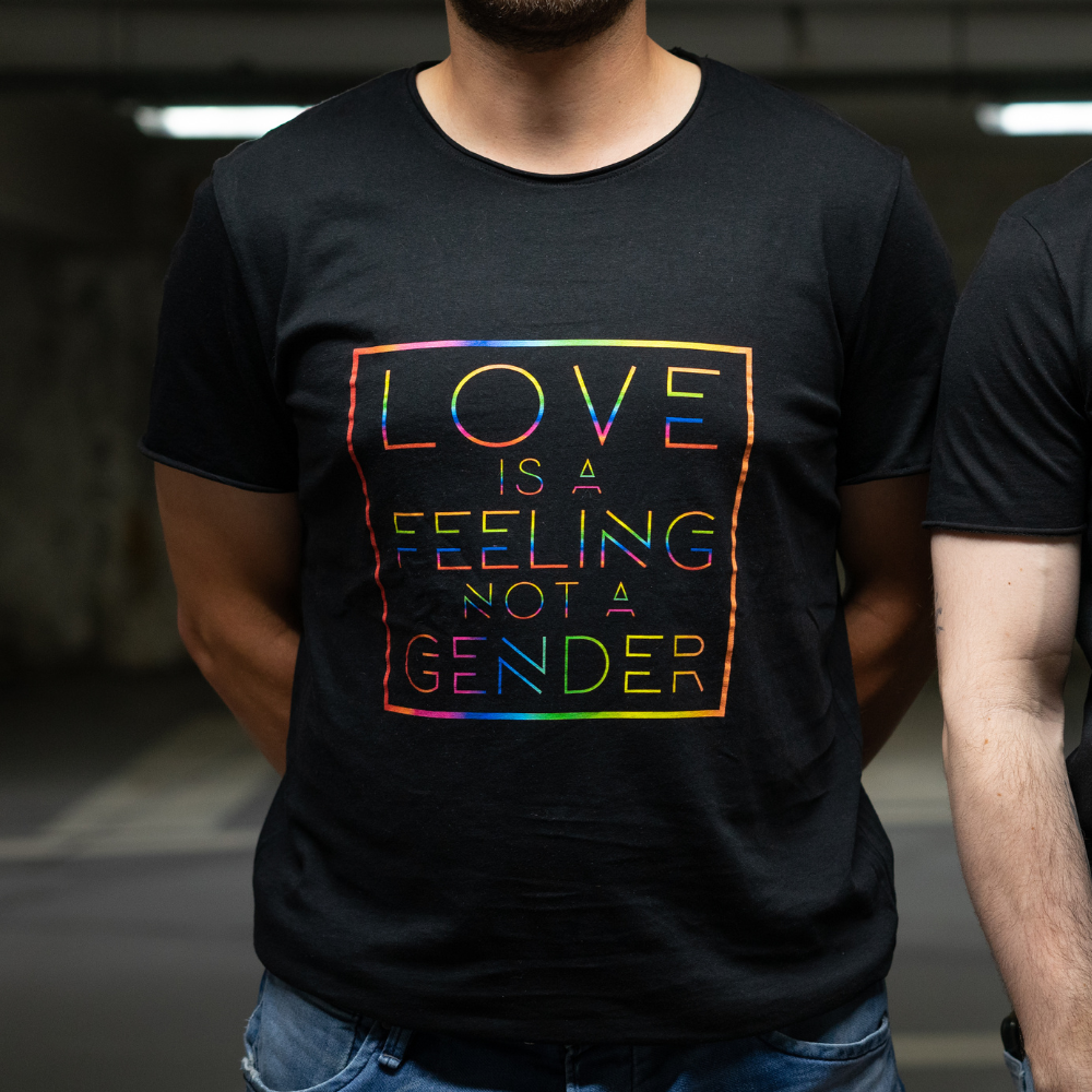 T-shirt - Love is a feeling not a gender